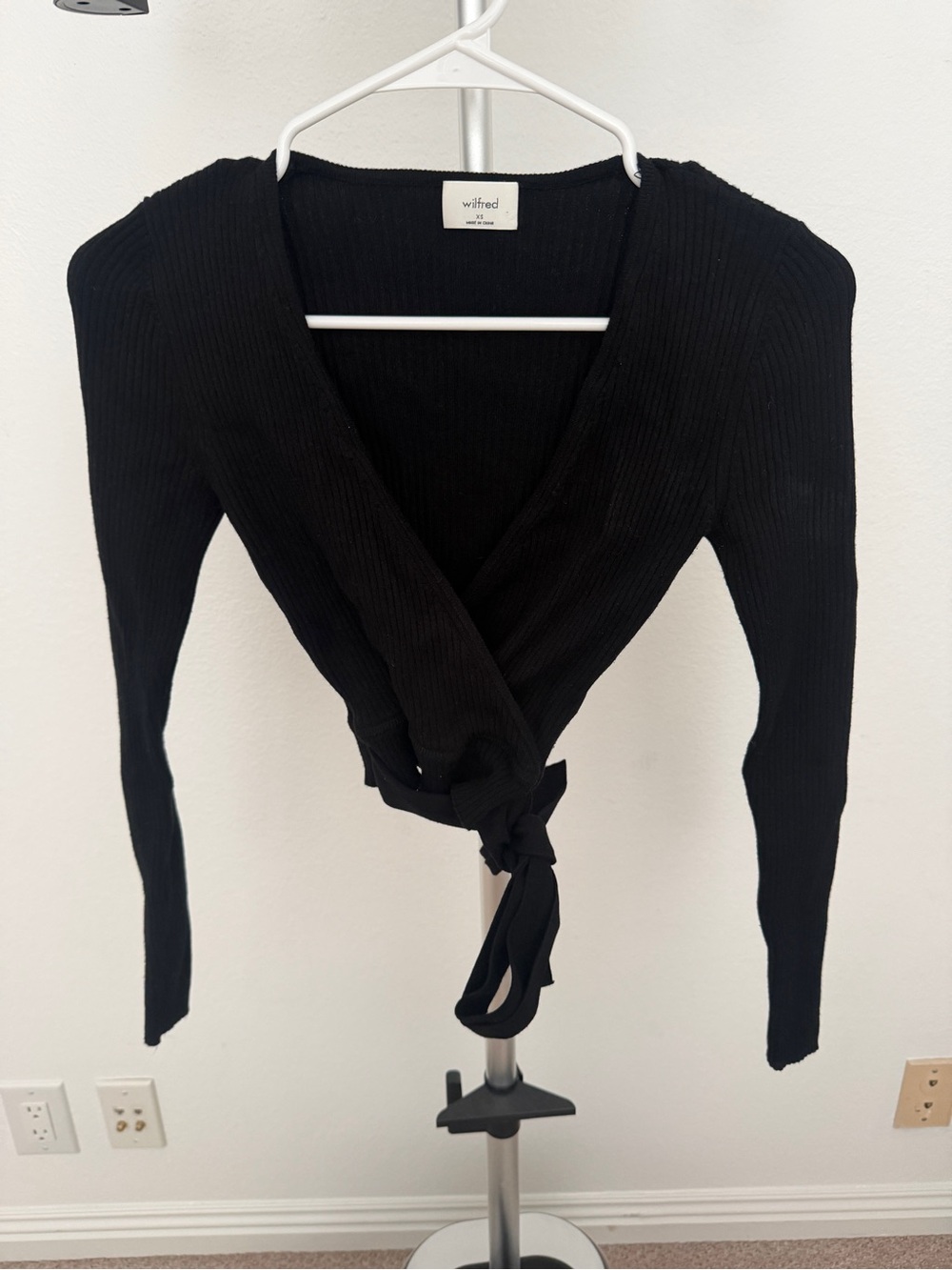 Aritzia Wilfred Black crop Ribbed Tie-Front V-Neck Top